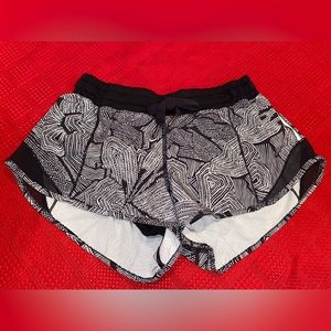 Lululemon Hotty Hot Short Low Rise 2.5” Inseam Size 4 Dottie Tribe White Black